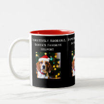 Beagle com chapéu de Santa na caneca de café