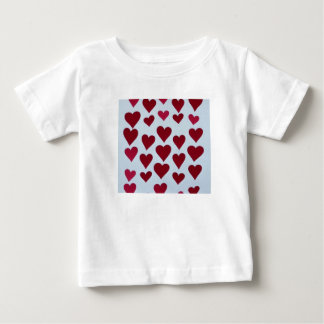 Bebê 12 mais. t-shirt branca com design de coraçõe