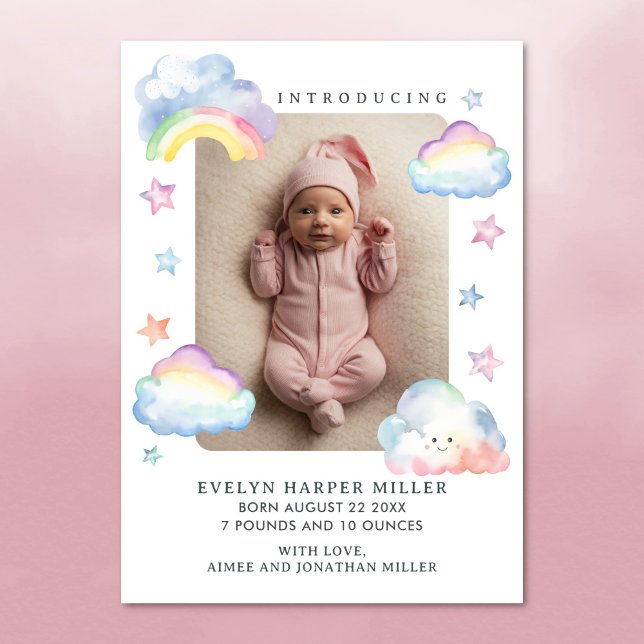 Bebê das Nuvens e Estrelas para Anúncio de Nascime (Birth announcement card with clouds, stars and rainbow)