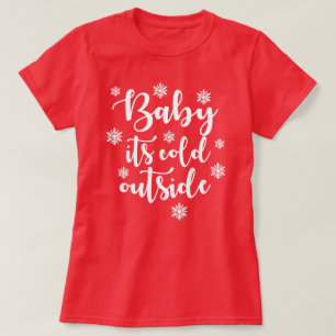 Bebê é camiseta básica das mulheres de fora frio