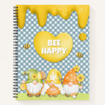 Bebê feliz com gnomos de flores de mel