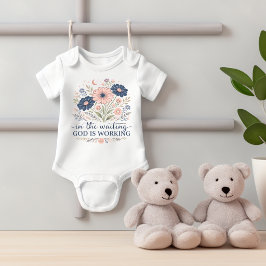 Bebê No Tempo de Espera Deus Está Trabalhando Body para