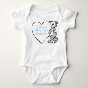 Bebê uma parte sob a camisa
