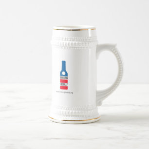 Bebendo liberalmente a caneca de cerveja da