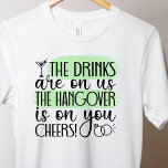 Bebendo T-Shirt engraçado de solteira<br><div class="desc">Engraçado Bebendo de Bacholorette T-Shirt com as bebidas estão em cima de nós,  a ressaca está em você. Uma camisa divertida para a noiva ser vestir na festa de bacholorette dela.</div>