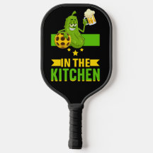 Bebida com bola de picles na cozinha