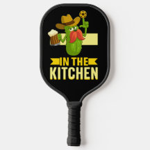 Bebida com bola de picles na cozinha