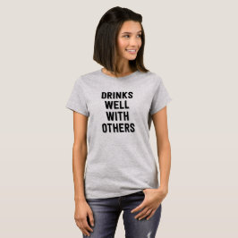 Bebidas bem com outro. Camiseta engraçada
