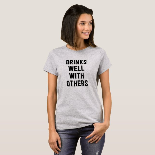Bebidas bem com outro. Camiseta engraçada (Frente Completa)