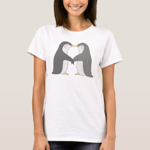 Beijando o t-shirt bonito do gráfico do pinguim