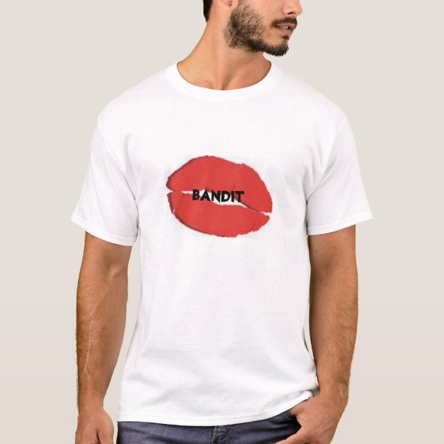 Beijando o t-shirt do bandido (Frente)
