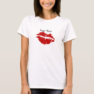 Beije este t-shirt vermelho dos lábios