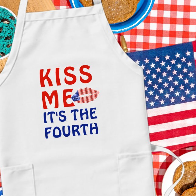 Beije Me É o Quarto Batom Avental Bandeira dos EUA (Celebrate the fourth with this patriotic red white and blue stars and stripes lipstick kiss apron)