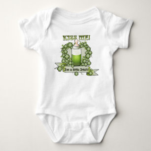 Beije-me Im um t-shirt irlandês pequeno do bebê