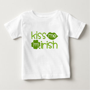 Beije-me que eu sou t-shirt irlandês da criança