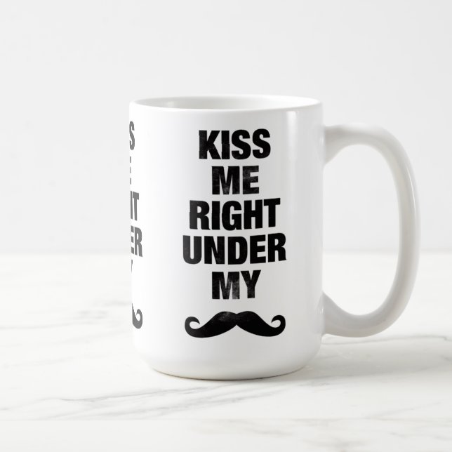Beije-me sob minhas canecas do bigode (Direita)