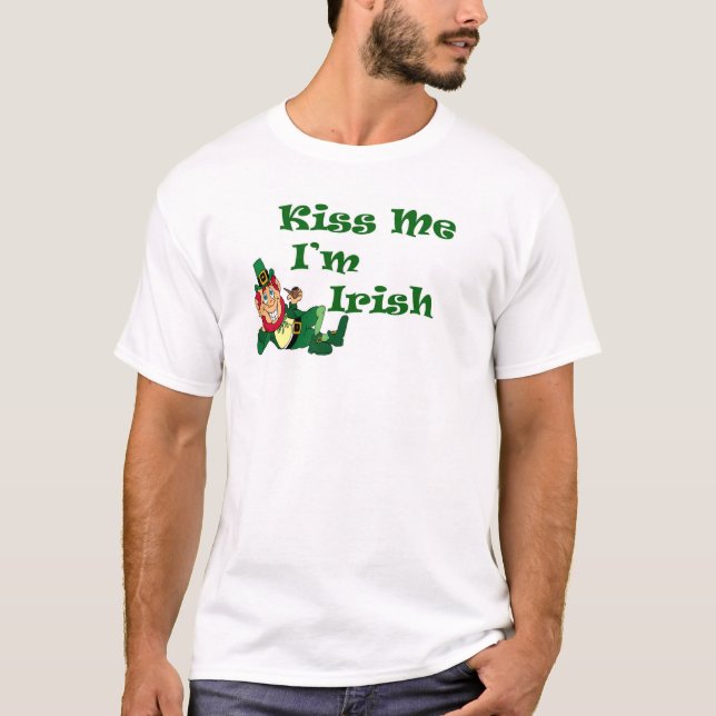Beije-me Sou camiseta básica de homens irlandeses (Frente)