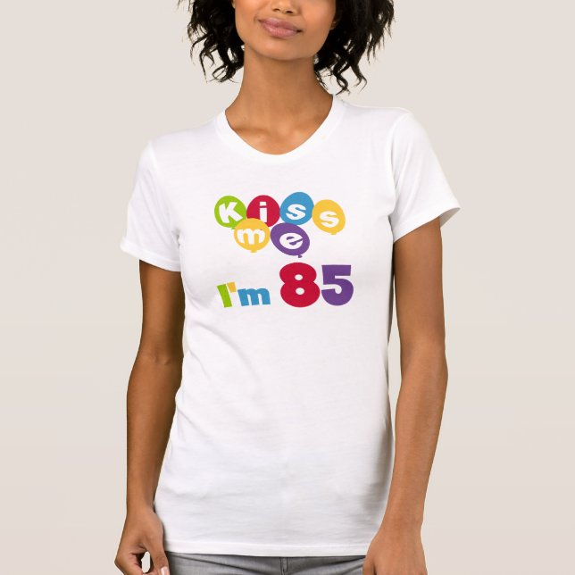 Beije-me, tenho 85 t-shirts e presentes de anivers (Frente)