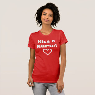 Beije o t-shirt de uns namorados da enfermeira