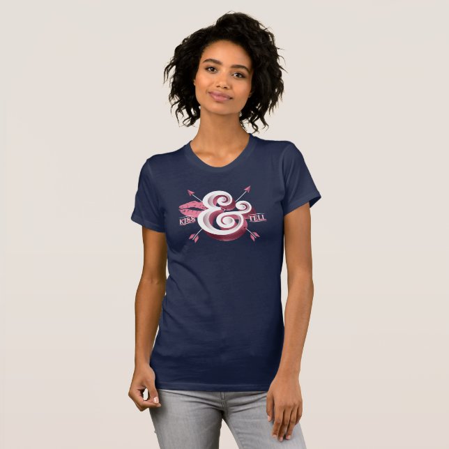Beijo e camisa azul de mulher (Frente Completa)