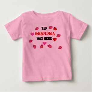 Beijos da camisa do bebê da avó