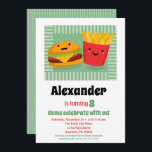 Bela Comida Rápida Hamburger Fries Convite de Aniv<br><div class="desc">O convite de aniversário desta criança apresenta um sorridente hambúrguer kawaii feliz e batatas fritas num fundo verde giro.</div>