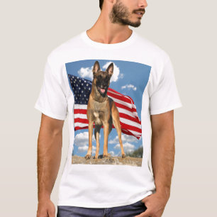 Belga Malinois com t-shirt da bandeira