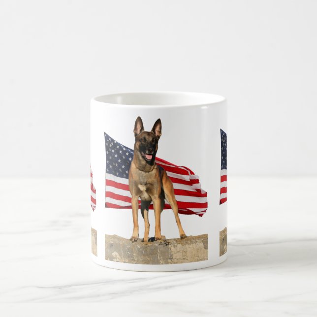 Belga Malinois e caneca da bandeira (Centro)