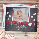 Belo aniversário de beisebol Obrigado Cartão com f<br><div class="desc">Aniversário moderno e bonitinho do Baseball Obrigado Cartão com fotos por Crianças. Obrigado a um cartão postal para as crianças, raparigas e rapazes, especialmente para 1rua e segundo aniversário. O design tem uma foto de criança (insira a sua), e bolas de baseball pequenas e grandes. O fundo é um quadro...</div>