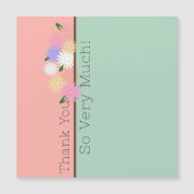 Belo arranjo de margaridas coloridas em ladeira