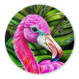 Belo flamingo rosa em frente à folhagem verde