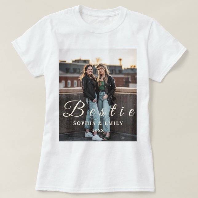 Bestie Collage T-Shirt – Names & Year Custom Tee (Frente do Design)