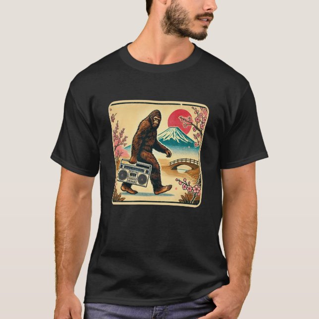 Bigfoot in Japan – 80s Retro T-Shirt (Frente)