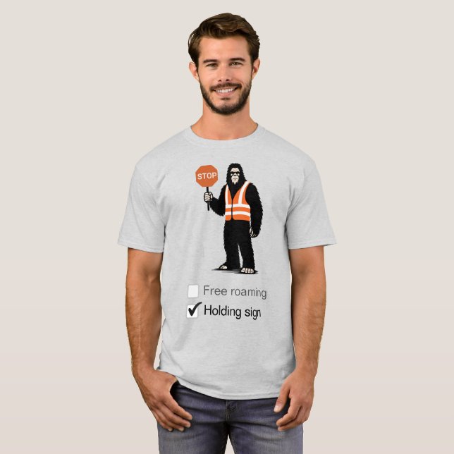 Bigfoot works as a traffic controller T-Shirt (Frente Completa)
