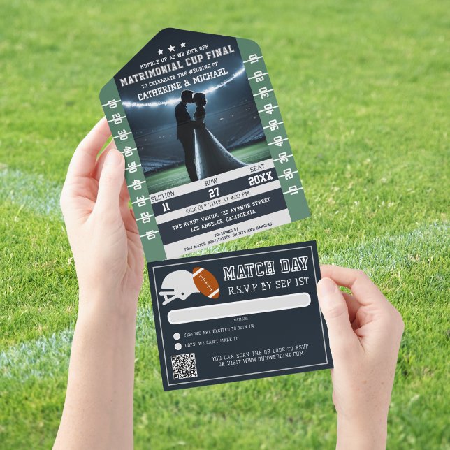 Bilhete de Futebol com Casamento RSVP de Código QR (Close up hands holding stadium romance championship football wedding trifold invitation with RSVP
)