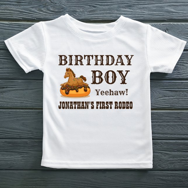 Birthday Boy Horse em uma T-Shirt Rosquinha (Birthday Boy shirt with Name, Baby Horse on a donut)