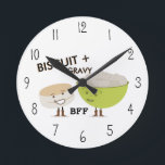 Biscoito e Gravy BFF - Relógio Engraçado<br><div class="desc">Um relógio com ilustração de um biscoito e uma tigela de molho com texto,  "Biscoito   Gravidade BFF."</div>