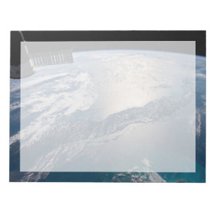 Bloco De Notas A Estação Espacial Internacional Acima Do Atlântic
