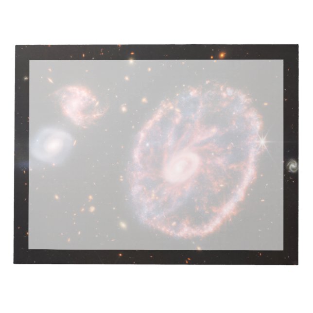 Bloco De Notas A Galáxia De Rodas De Cartaz E Suas Galáxias Compa (Frente)