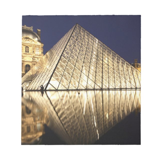 Bloco De Notas A vista noturna da Pirâmide de vidro do Museu do (Frente)