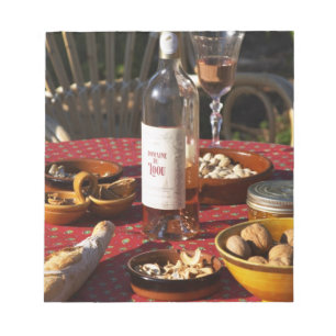Bloco De Notas Aperitivo e aperitivos preparados: pão, azeitonas,