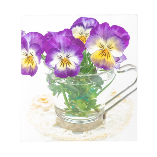 Bloco De Notas beautiful pansy flowers isolated in a cup (Frente)
