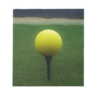Bloco De Notas Bola de Golfe Amarelo no campo de golfe da montanh