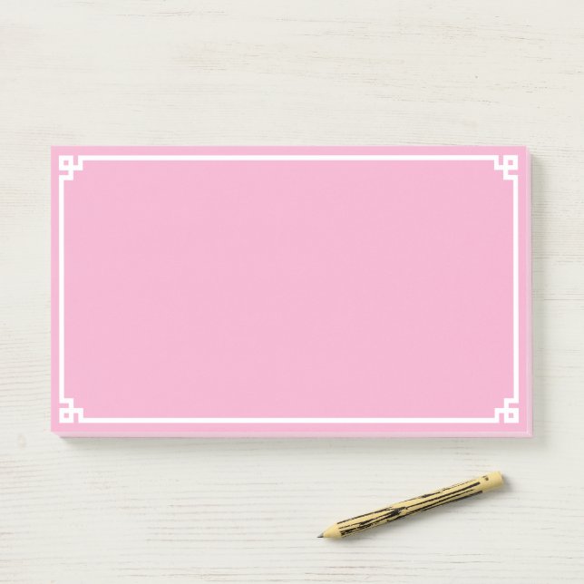 Bloco De Notas Borda Ornamental Chave Grega Rosa Claro e Branco (Na mesa)