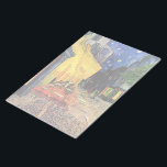 Bloco De Notas Café Terrace à noite por Vincent van Gogh<br><div class="desc">Café Terrace, no Place du Forum, de Vincent van Gogh, é uma pintura de paisagens arquitetônicas de apos impressionismo de arte. Uma vista exterior de um restaurante com mesas, cadeiras, garçons e jantar em pessoas. Uma bela noite com estrelas no céu em Arles, França. Sobre o artista: Vincent Willem van...</div>