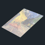 Bloco De Notas Café Terrace à noite por Vincent van Gogh<br><div class="desc">Café Terrace, no Place du Forum, de Vincent van Gogh, é uma pintura de paisagens arquitetônicas de apos impressionismo de arte. Uma vista exterior de um restaurante com mesas, cadeiras, garçons e jantar em pessoas. Uma bela noite com estrelas no céu em Arles, França. Sobre o artista: Vincent Willem van...</div>