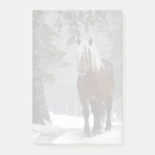 Bloco De Notas Cavalo marrom em uma floresta de inverno com neve