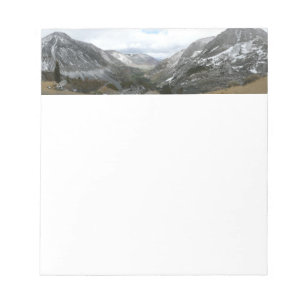 Bloco De Notas Dirigindo pelas montanhas Snowy Sierra Nevada
