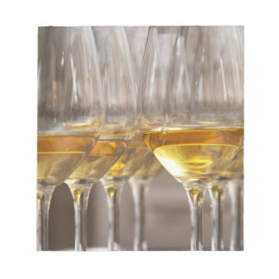 Bloco De Notas duas filas de óculos de provando de vinho com lúci