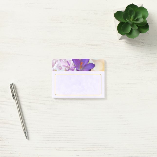 Bloco De Notas Foto de um Bonito Primavera-Crocus Roxo (Escritótio)